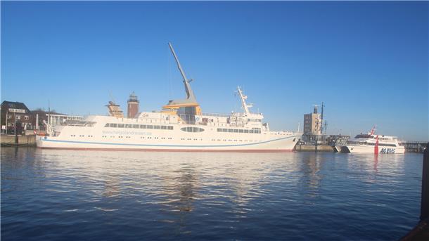 Noch liegt die "Helgoland" an der Innenkante Alte Liebe, aber es ist absehbar, wann sie den Helgoland-Dienst wieder aufnimmt.