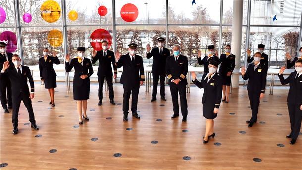 Noch mal winken und dann in die Quarantäne in Bremerhaven: Die Falkland-Crew der Lufthansa ist inzwischen in Isolation.