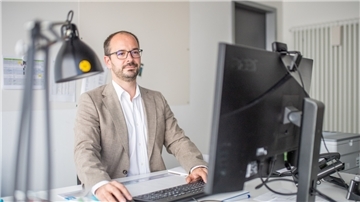 Noch sieht die Wand hinter seinem Schreibtisch sehr leer aus. Doch Julius Pöhnert, der neue, zweite Geschäftsführer des Deutschen Auswandererhauses, ist sich sicher, dass das nicht lange so bleiben wird. Foto: Hartman