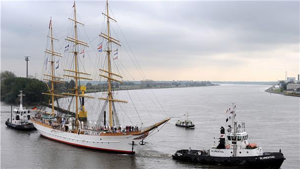 Noch steht die Abreise nach Bremerhaven nicht auf dem Programm. Aber die Chancen, dass die „Schulschiff Deutschland“ eines Tages wie hier auf dem Archivfoto Vegesack in Richtung Seestadt verlässt, sind gestiegen. Bei den Reaktionen der Mitglieder hat sich bislang eine Mehrheit für den Umzug ausgesprochen.