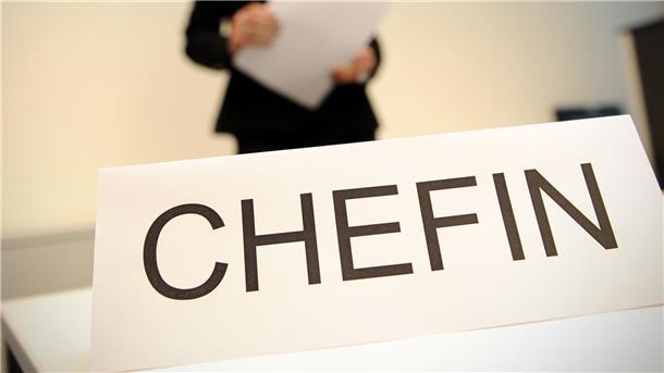 Ein Schild, auf dem "Chefin" geschrieben steht.