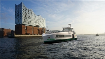 Noch Visualisierung, voraussichtlich ab 2022 Wirklichkeit: Die geplante Wasserstofffähre der Hadag auf der Elbe vor der Elbphilharmonie.