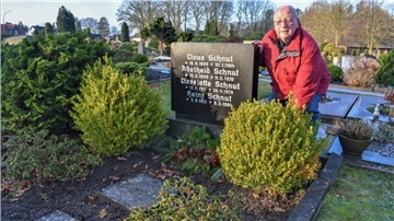 Noch vor einigen Jahren hatten Heinz Wilhelm Schnut und seine Ehefrau das Familiengrab auf dem Friedhof in Langen mit weißen Schottersteinen bedeckt. Davon sind sie abgekommen. Die Pflege der Steine hat mehr Zeit in Anspruch genommen, als dachten. Heute wachsen unter anderem Buchsbaum und Zwergazalee auf der Ruhestätte.