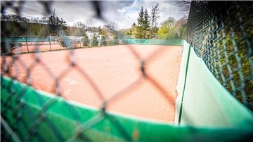 Noch warten die Tennisplätze in Stadt und Land wie hier bei Rot-Weiß Bremerhaven auf die ersten Aufschläge. Am Sonnabend kann die Saison starten.