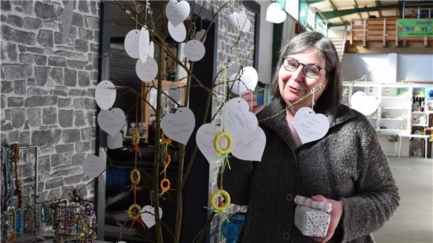 Noch warten diverse Kärtchen am Dankeschön-Baum. Corinna Mosebach, Initiatorin der Aktion hofft, dass sie alle „gepflückt“ werden.