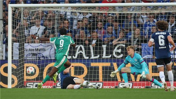 Noel Futkeu erzielt das 1:0 für Fürth, Bielefelds Maximilian Großer fälscht noch ab, Torwart Jonas Kersken ist machtlos. 