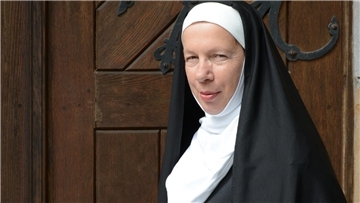 Nonne Hildegard freut sich auf Besucher.