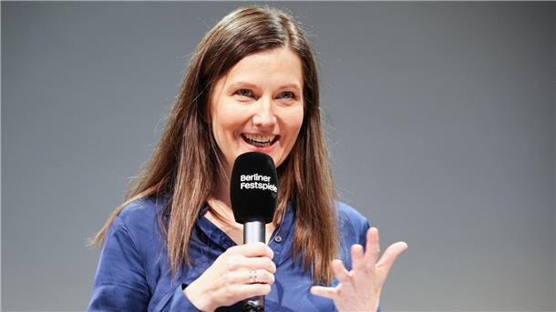 Das sind die zehn bemerkenswerten Inszenierungen Nora Hertlein-Hull, die Leiterin des Theatertreffens der Berliner Festspiele.