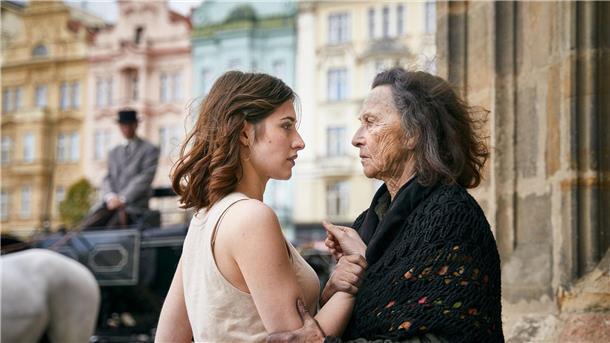 Zukunft als Abgrund: ZDF-Mysteryserie „Der Schatten“ Norah Richter (Deleila Piasko) wird von der Bettlerin Dorothea Lechner (Elisabeth Rath) fest am Arm gepackt.