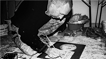Norbert Schwontkowskis Atelier glich einer Hexenküche. Er legte die Leinwände auf den Boden und schüttete eine Mischung von Binderfarben, Eisenchlorid, Wasser und Tee darauf.