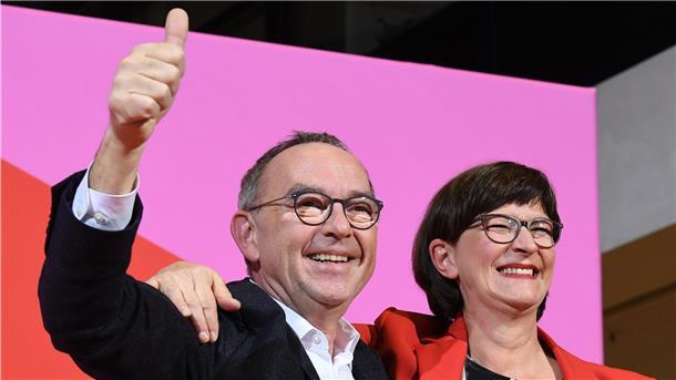 Norbert Walter-Borjans und Saskia Esken freuen sich über das Ergebnis.