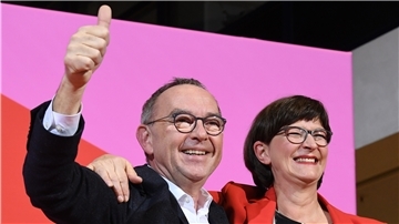 Norbert Walter-Borjans und Saskia Esken freuen sich über das Ergebnis.
