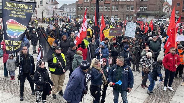 Starkes Zeichen gegen rechts bei Demo in Nordenham Demo in Nordenham