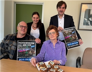 Gruppenbild mit Plakaten