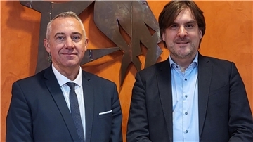 Nordenham und seine französische Partnerstadt rufen gemeinsam zur Teilnahme an der Europawahl auf. Die Bürgermeister Joachim Moyse (links) und Nils Siemen, hier bei einem Treffen im November 2023 im Rathaus von Saint-Etienne-du-Rouvray, haben einen entsprechenden Appell unterzeichnet.