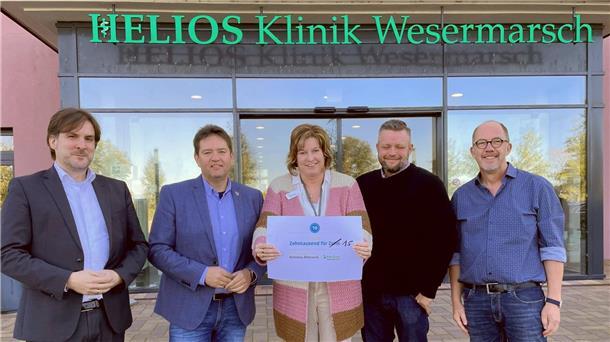 Helios-Klinik Wesermarsch verschenkt 10.000 Euro an 15 Vereine und Institutionen fünf Personen vor einem Gebäude