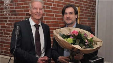 Nordenhams Bürgermeister Nils Siemen (rechts) gratuliert dem frisch gewählten neuen Baudezernenten der Stadt, Theo Dworak. Der Stadtrat hat sich einstimmig für Theo Dworak ausgesprochen.