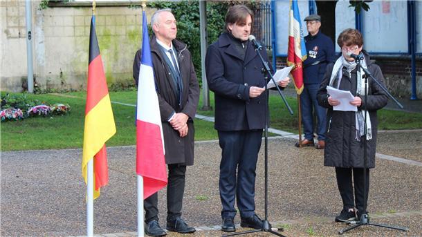Nordenhams Bürgermeister Nils Siemen spricht während der Gedenkfeier anlässlich des Jahrestags des Endes des Ersten Weltkriegs. 