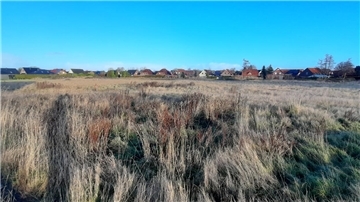 Nordenhams größte Brachfläche, das ehemalige Klinikgelände an der Albert-Schweitzer-Straße. Eigentlich soll hier ein neues Baugebiet entstehen. Doch die Stadt übernimmt das Gelände nicht von Helios, weil es für eine Bebauung nicht ausreichend verdichtet ist.