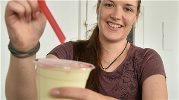 NORD|ERLESEN-Redakteurin Kristin Seelbach probiert ihren Bubble Tea mit Banane.