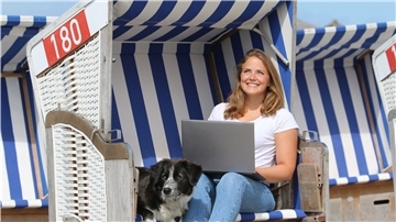 Norderney: Die Inselbloggerin Hanna Eschenhagen sitzt mit ihrem Hund Peppa in einem Strandkorb.
