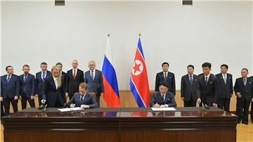 Nordkoreas Außenwirtschaftsminister Yun Jong-ho (r) und Alexander Kozlow, russischer Minister für natürliche Ressourcen, unterzeichnen ein Protokoll über die Ausweitung ihrer Zusammenarbeit.