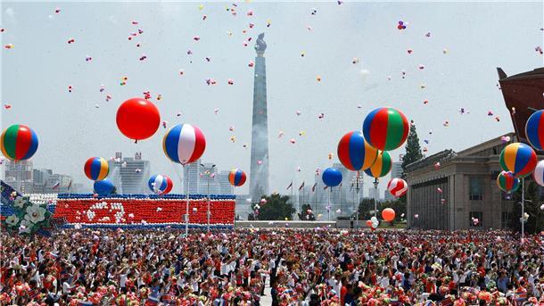 Nordkoreas Bevölkerung nimmt an der offiziellen Begrüßungszeremonie mit Putin und Kim teil.