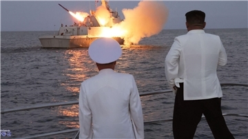 Nordkoreas Machthaber Kim Jong Un (r) bei einem Besuch einer Marine-Einheit und dem Test zum Abschuss von Marschflugkörpern.