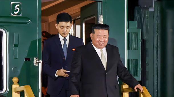 Kim verspricht Putin Unterstützung im Ukraine-Krieg Nordkoreas Staatschef Kim Jong Un steigt aus seinem Zug, nachdem er die Grenze zu Russland in Chassan etwa 127 Kilometer südlich von Wladiwostok überquert hat.