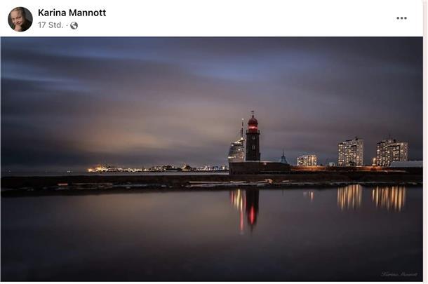Nordmole, Leuchturm und die Skyline von Bremerhaven in magischer Abendstimmung.