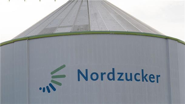 Nordzucker: 300 Millionen Euro in Energieumrüstung stecken „Nordzucker“ ist auf einem Silo zu lesen.