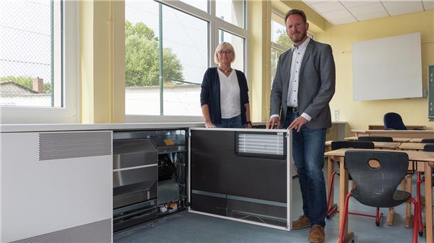 Norma Warncke und Marcus Itjen sind zufrieden. In der Grundschule Wremen wurden bereits alle Klassenräume mit jeweils zwei sogenannten raumlufttechnischen Anlagen ausgestattet. Sie ersetzen die bisherigen Heizungen.