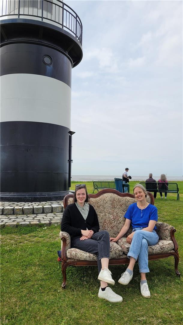 Normalerweise stehen Saskia Stöwing (links) und Ulla Puckhaber hinter dem Kultursofa Wurster Nordseeküste. Hier haben die beiden Organisatorinnen ausnahmsweise selbst mal Platz genommen.