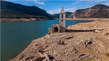Normalerweise von Wasser bedeckt: Eine Kirche und die Überreste eines alten Dorfes im Stausee von Sau in Spanien.