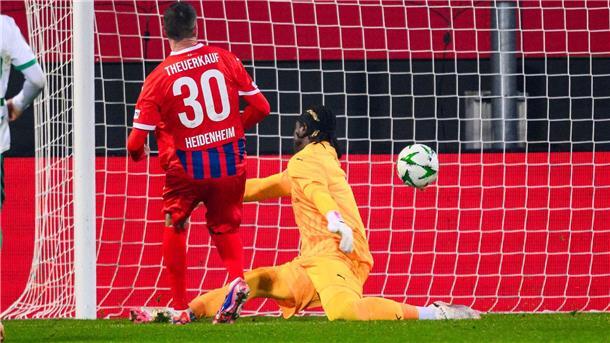 Norman Theuerkauf trifft zum 1:0 für Heidenheim.