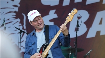 Nostalgie Bürgerpark: Thees Uhlmann und die Warpigs rockten am Wochenende Stade.