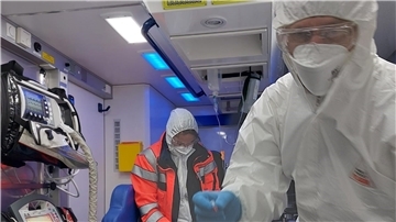 Notärztin Dr. Ulrike Leitner (links) und Notfallsanitäter Bent Goldberg haben den Covid-Patienten zusammen mit zwei weiteren Notfallsanitätern in Sachsen abgeholt und nach Bremen gebracht.