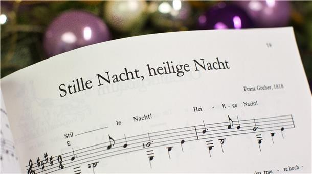 Noten zum Weihnachtslied „Stille Nacht, heilige Nacht“. Das Lied erdachte sich ein Hilfspriester und ein Volksschullehrer um 1818 in einem kleinen Dorf nahe Salzburg.