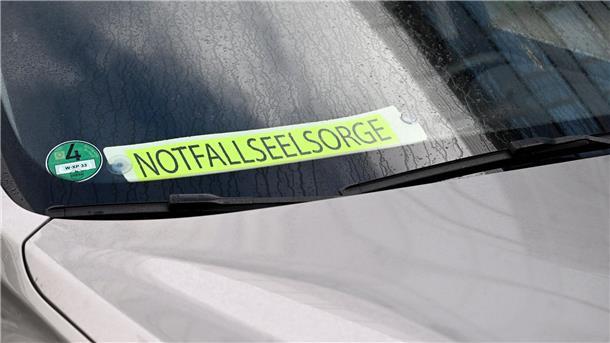 Notfallseelsorge ist an einer Schule vor Ort. In Wuppertal sind an einer Schule mehrere Schüler verletzt worden.