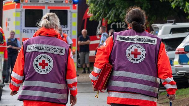 Notfallseelsorger in der Nähe der Unglücksstelle in Unterensingen.