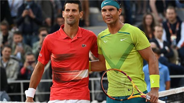 Novak Djokovic (l) richtet rührende Worte an Rafael Nadal nach dessen Rücktrittsankündigung. 