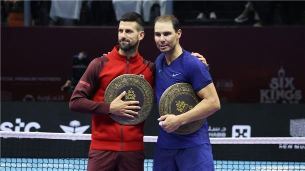 Novak Djokovic (l) und Rafael Nadal liefern den Tennisfans beim Six Kings Slam ein weiteres Duell - mit besserem Ende für Djokovic.