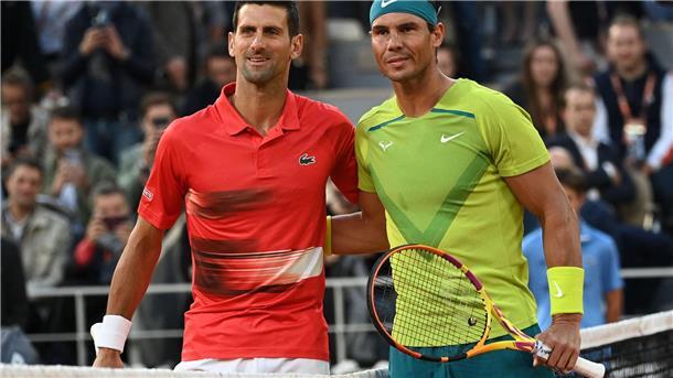 Novak Djokovic (l) und Rafael Nadal sind zwei von sechs Stars beim Show-Turnier in Saudi-Arabien.