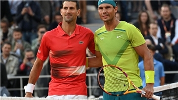 Novak Djokovic (l) und Rafael Nadal sind zwei von sechs Stars beim Show-Turnier in Saudi-Arabien.