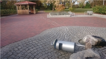 November 2016: Unbekannte haben einen Papierkorb aus dem Boden gerissen und übers rote Pflaster im Kurpark geschleift.