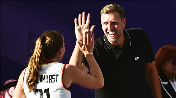 Olympiasieg und Umarmung mit Nowitzki: Gold für 3x3-Damen Nowitzki klatscht Svenja Brunckhorst ab.