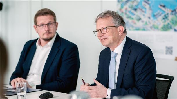 NPorts-Geschäftsführer Holger Banik (r.) und der Wilhelmshavener NPorts-Niederlassungsleiter Mathias Lüdicke hoffen darauf, dass Gelder aus dem geplanten Sondervermögen des Bundes auch Häfen in Niedersachsen zugutekommen. 