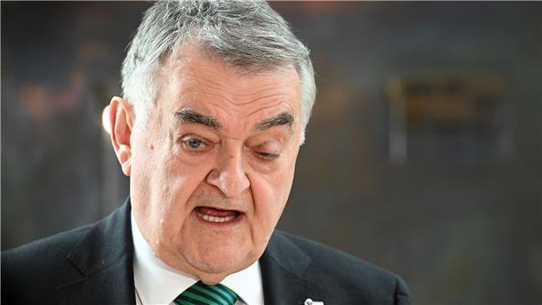 Explosion bei Routineeinsatz: Einsatzkräfte schwer verletzt NRW-Innenminister Herbert Reul äußert sich zum Geschehen.