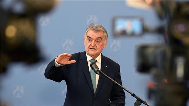 Jugendliche sollen sich über Bombenanschlag informiert haben NRW-Innenminister Herbert Reul äußerte sich im April nach der Festnahme der Jugendlichen wegen Terrorverdachts.