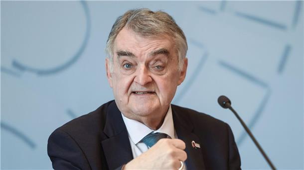 „Stern“: 400 Polizisten der Länder unter Extremismusverdacht NRW-Innenminister Herbert Reul will keine extremistischen Beamten in der Polizei.
